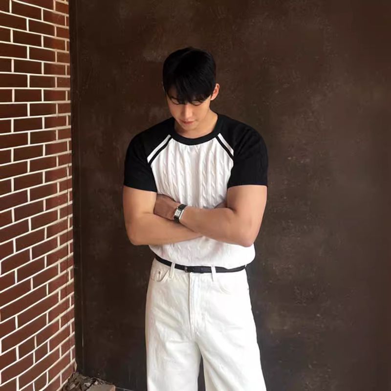 Maglia a maniche corte con collo rotondo color-block e vestibilità slim per uomo, nuova maglia estiva in stile coreano con design patchwork e trecce_voghion.com
