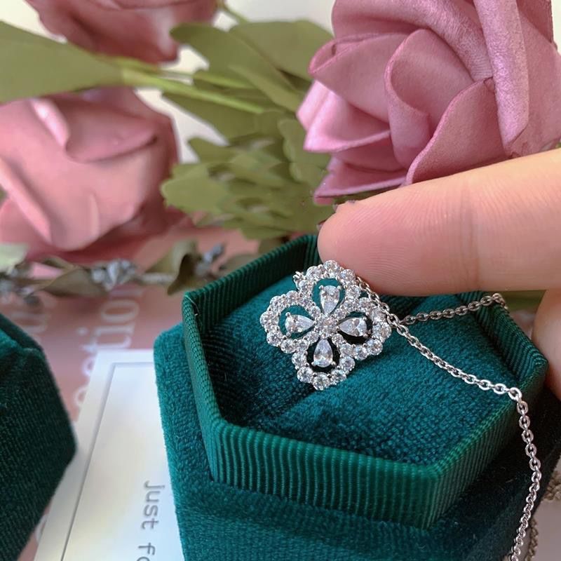 Women's Jewelry Elegant Four-Leaf Clover Pendant Necklace With Full Diamond Accents In Sterling Silver 925, Trendy And Versatile For Everyday Wear_voghion.com