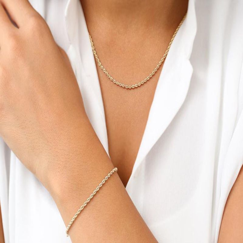 Collana classica in acciaio e titanio con intrecci di pasta fritta, catena corta in oro e argento per blogger_voghion.com
