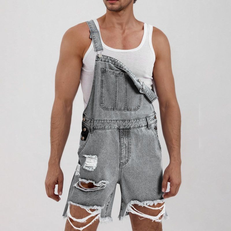 Ropa informal de moda para hombre: pantalones cortos vaqueros rotos con tirantes_voghion.com