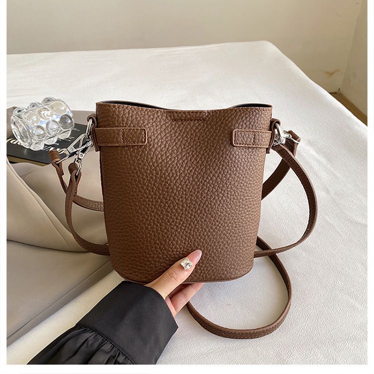 Piccola nicchia design secchiello madre 2024 nuova personalità alla moda luce lusso autunno e inverno spalla singola tracolla_voghion.com