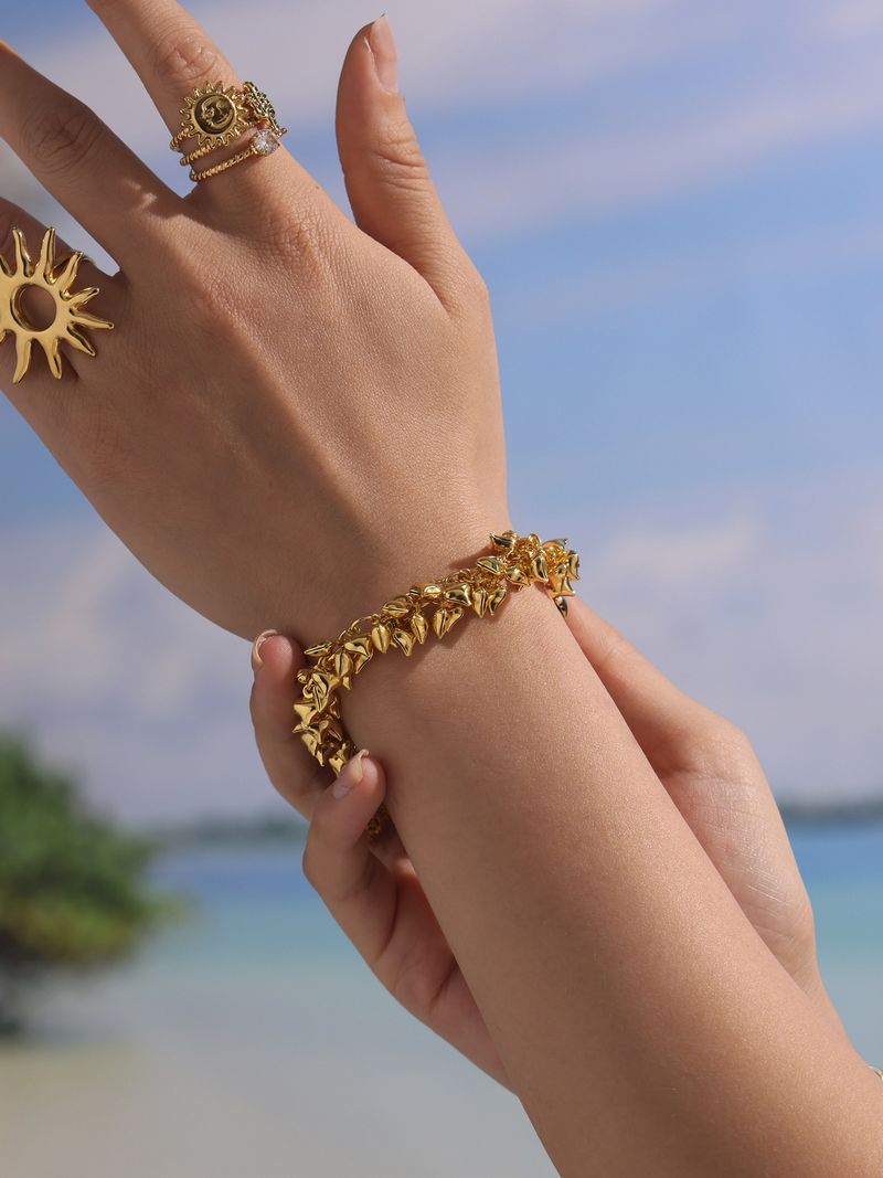 Bracciale da donna con ciondolo a forma di cuore geometrico minimalista in acciaio inossidabile placcato sottovuoto, pezzo trendy da indossare ogni giorno._voghion.com