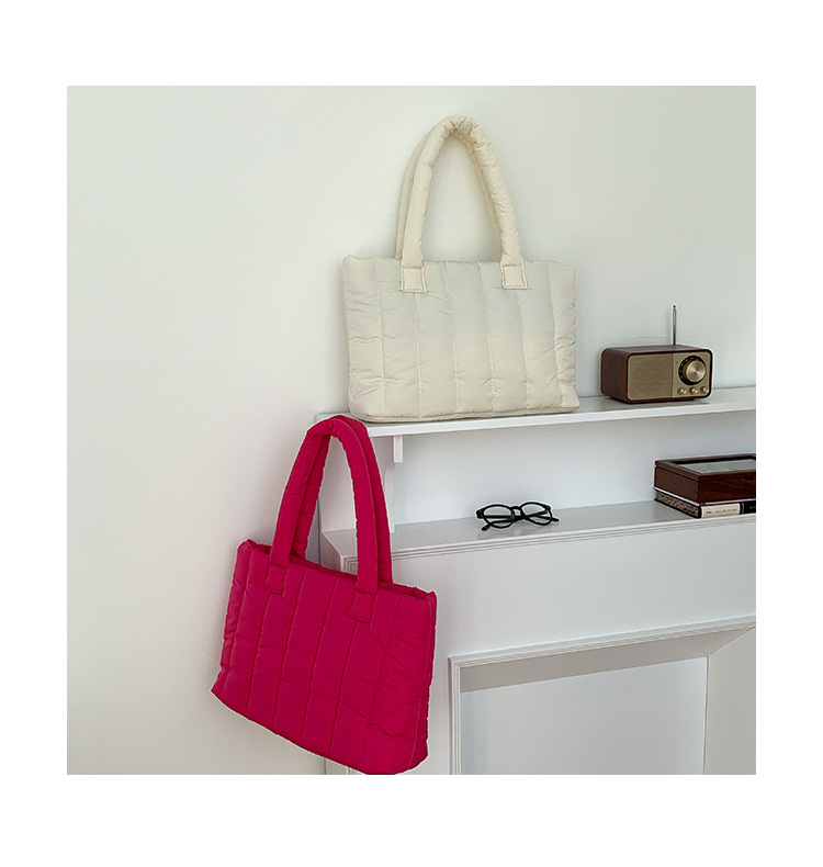 Down Bag Women's 2023 Autunno e inverno New Casual Women's Bag Niche borsa tote monospalla imbottita in cotone a righe di grande capacità_voghion.com