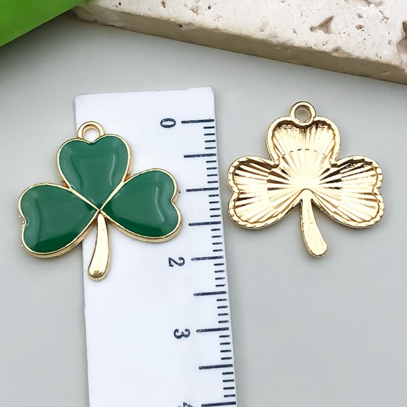Set di accessori per gioielli fai da te Lucky Clover - 15 pezzi di ciondoli a forma di quadrifoglio e trifoglio per collana, portachiavi, ciondolo (verde, stili misti)_voghion.com