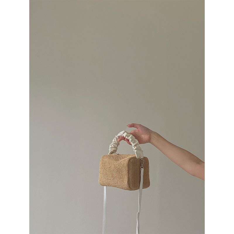 Sommer Gras Gewebte Tasche für Frauen 2024 Neue Mädchen Retro Gefaltete Kontrast Handheld Quadratische Tasche Vielseitige Straddle Tasche Tide_voghion.com