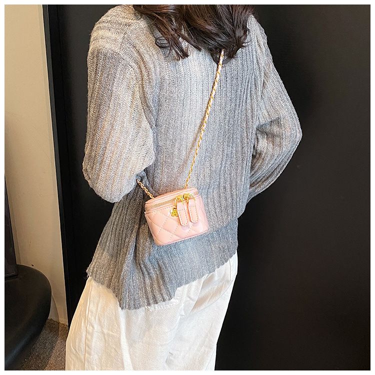Xiaoxiangfeng Mini Lingge Chain Shoulder for Women 2024 New and Fashionable Crossbody Bag, Popular on the Internet,_voghion.com