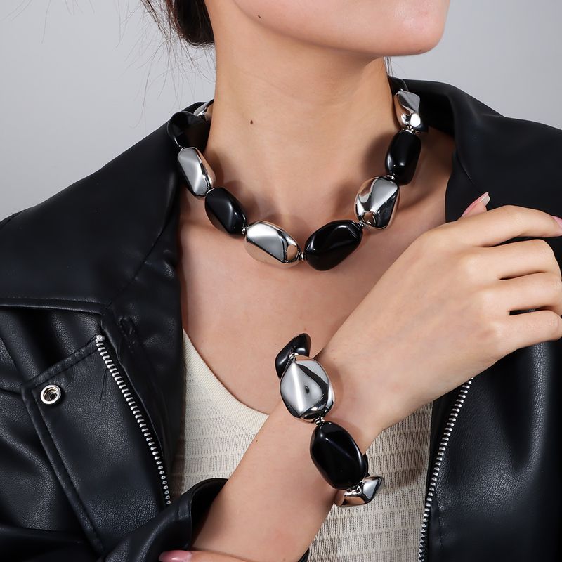 Collana con clavicola, perline grandi ed esagerate, in acrilico irregolare, semplice e suggestiva._voghion.com