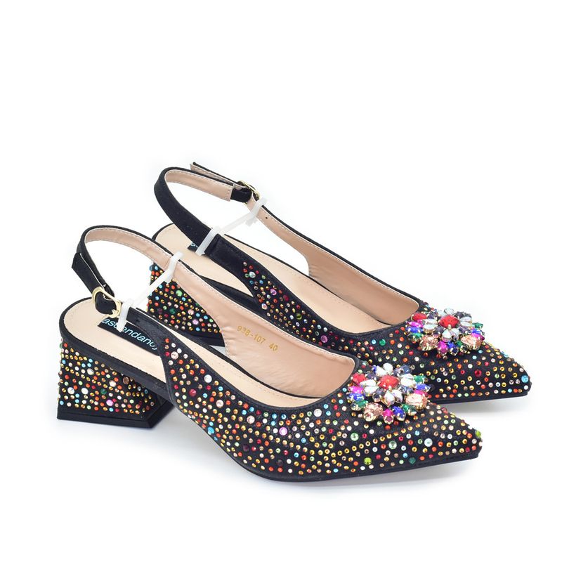 Scarpe con tacco medio e punta a punta in strass con design a tacco alto con diamanti abbinate a una borsa da sera alla moda con diamanti._voghion.com