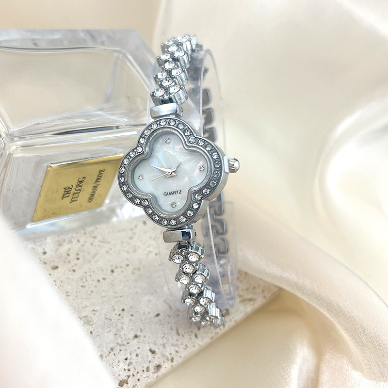 Fashionabla kvartsklocka med diamantinläggning med fyrklöver för kvinnor_voghion.com