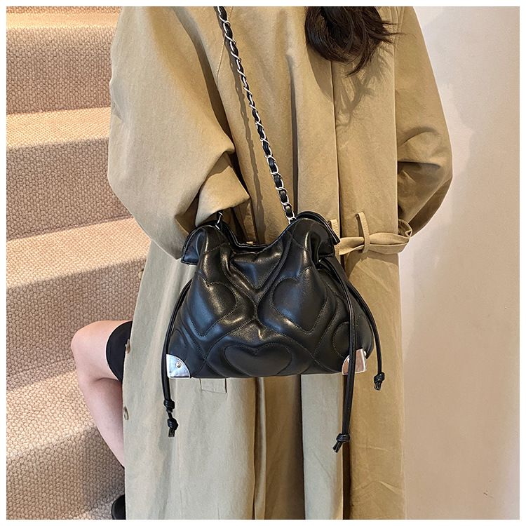 La borsa a tracolla monospalla plissettata con tracolla a forma di nuvola appiccicosa morbida e versatile di quest'anno è un secchiello di nicchia popolare di quest'anno._voghion.com