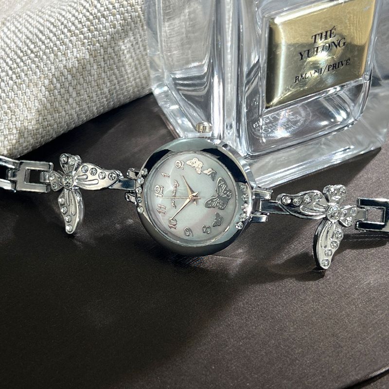 Damklockor Fjärilsinfattade diamanter Utsökt liten armbandsklocka Kreativ digital damkvartsklocka_voghion.com