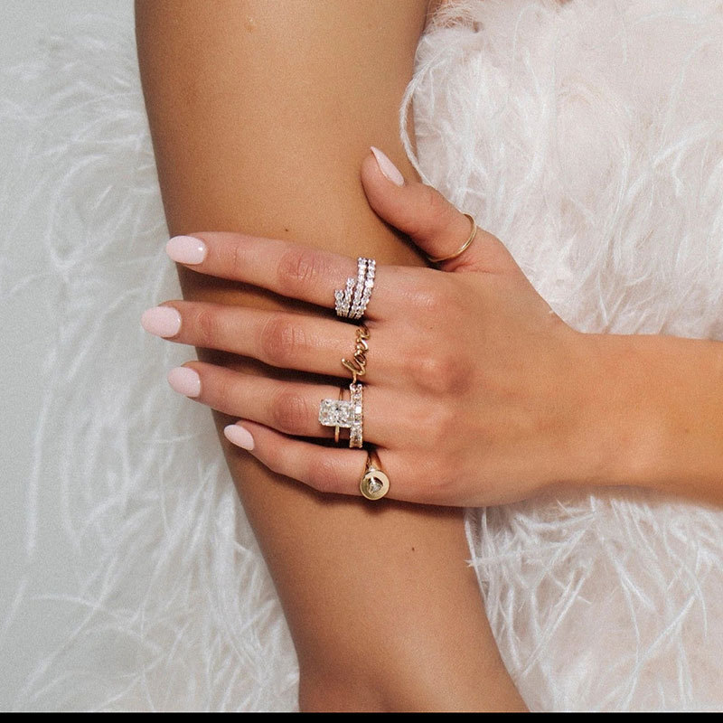 L'anello Niche Zircon di Cao Shitemu può essere impilato e indossato con onde versatili, rendendolo un regalo perfetto per San Valentino._voghion.com
