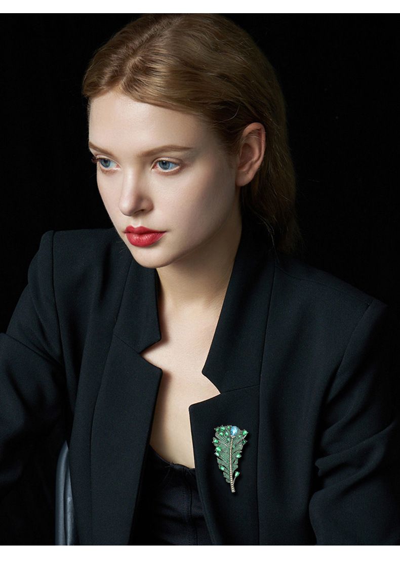 Spilla di piume di alta qualità con cristallo di smeraldo super immortale, temperamento, spilla di lusso, cappotto, cardigan, petto, fiore_voghion.com