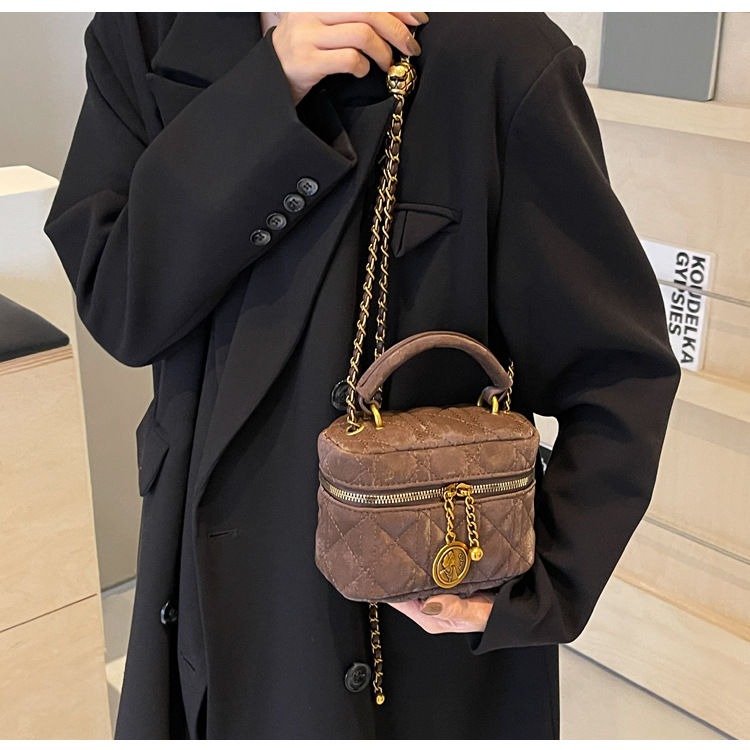 2024 New Retro Lingge Chain Bag Unique Design Crossbody Bag Women's High Quality Texture Handheld Bucket Bag Shoulder Bag_voghion.com