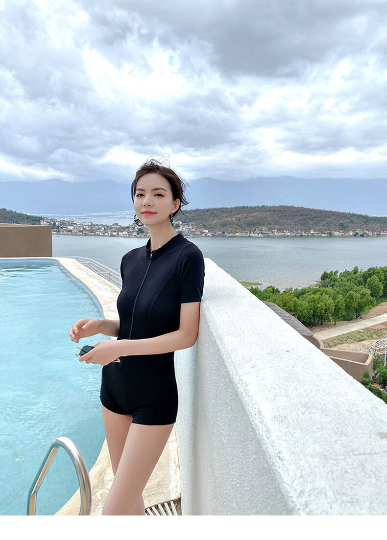 Einteiliger Badeanzug im Strandstil für Damen mit Bauchkontrolle, schwarz-weiße Badeshorts mit halbem Reißverschluss_voghion.com