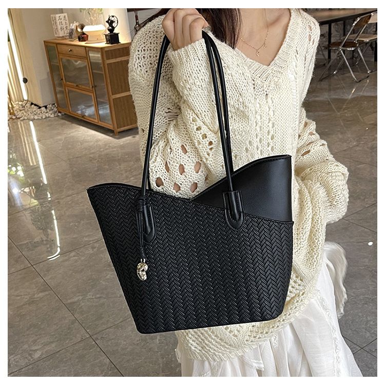 Grande capacità per le donne, nuova borsa a tracolla semplice e versatile autunno 2025, borsa tote alla moda con texture quest'anno_voghion.com