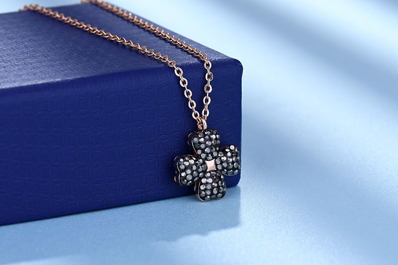 Colar de trevo de quatro folhas com dupla face para mulheres, preto e branco, joia de metal galvanizada, versão dourada e prateada_voghion.com