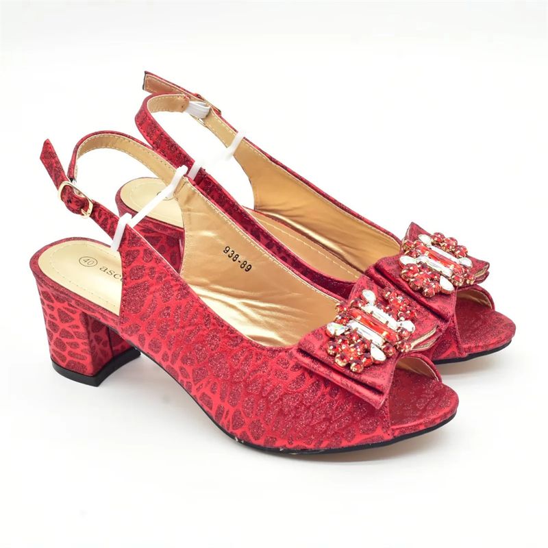 Dinnerparty mit Sandalen mit Schleife und Handtasche für jeden Tag_voghion.com