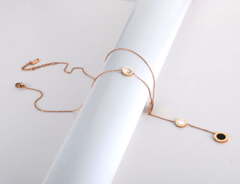 Collana girocollo a conchiglia con numeri romani in acciaio inossidabile e titanio Lokaer Classic per donne e ragazze, ciondolo con ciondolo chic._voghion.com