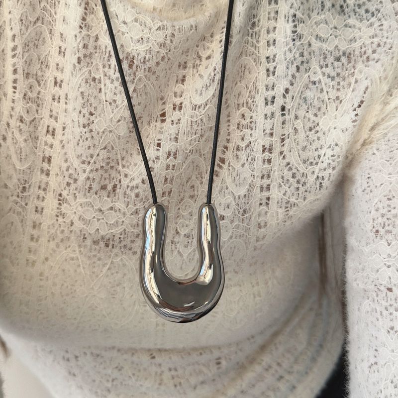 Collana con coulisse esagerata a forma di U in acciaio al titanio placcato oro Spot INS_voghion.com