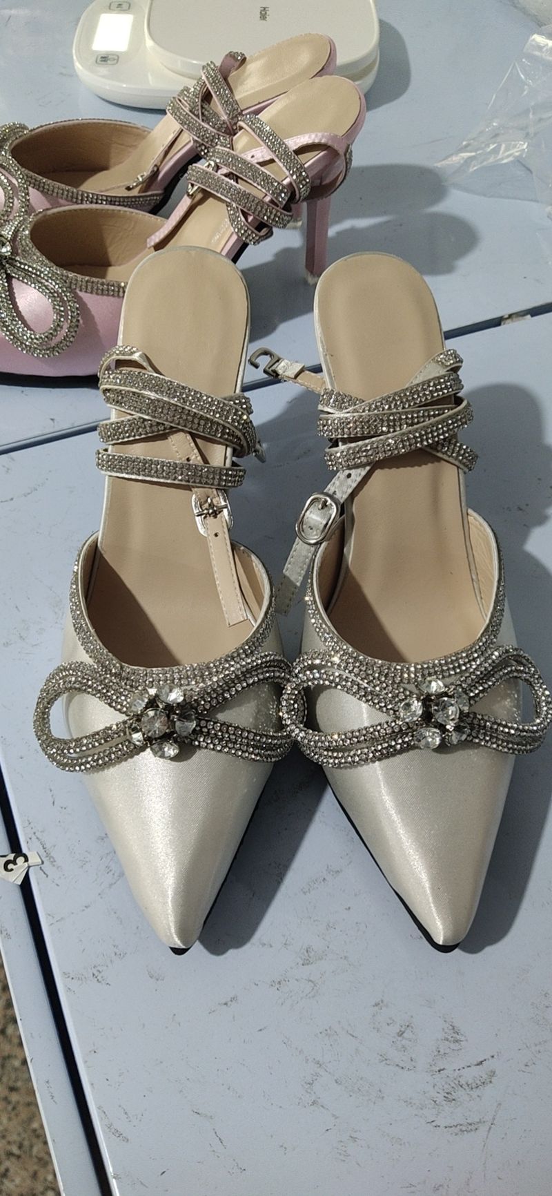 Sandales à talons fins avec nœud pointu enveloppé de diamant d'eau pour femmes, nouvelle collection été 2022_voghion.com