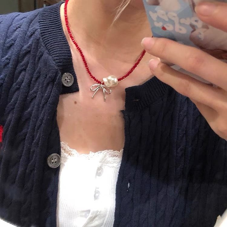 Collana con ciondolo in acrilico rosso e argento con superficie tagliata e perline fatte a mano, con perline barocche bianche, per donna_voghion.com