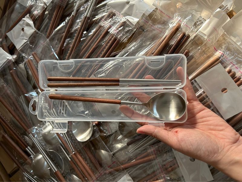Juego de palillos y cucharas de estilo japonés de calidad alimentaria Yinuo Kitchen 304, vajilla de madera de alta gama con forma de ala de pollo puntiaguda para el hogar._voghion.com