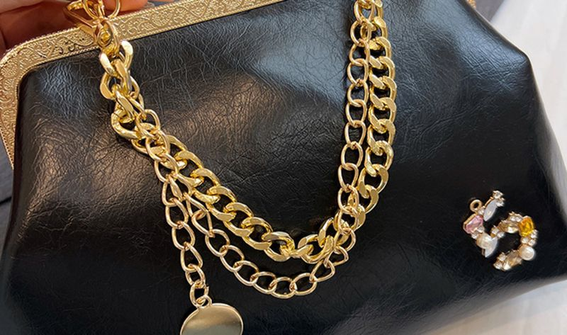 Damen 2023 neue goldene Mundtasche, trendige Modekette, One-Shoulder-Handtasche, Abendessentasche_voghion.com