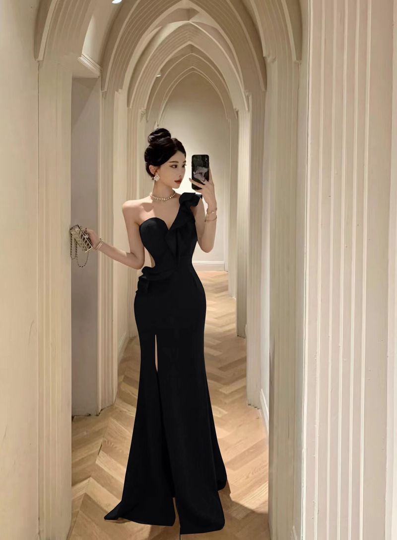 Abito da sirena con spalle scoperte, orlo asimmetrico e inserti in rete trasparente - Abito da sera con spacco profondo per feste e serate di gala (nero/bordeaux, S-XL)_voghion.com