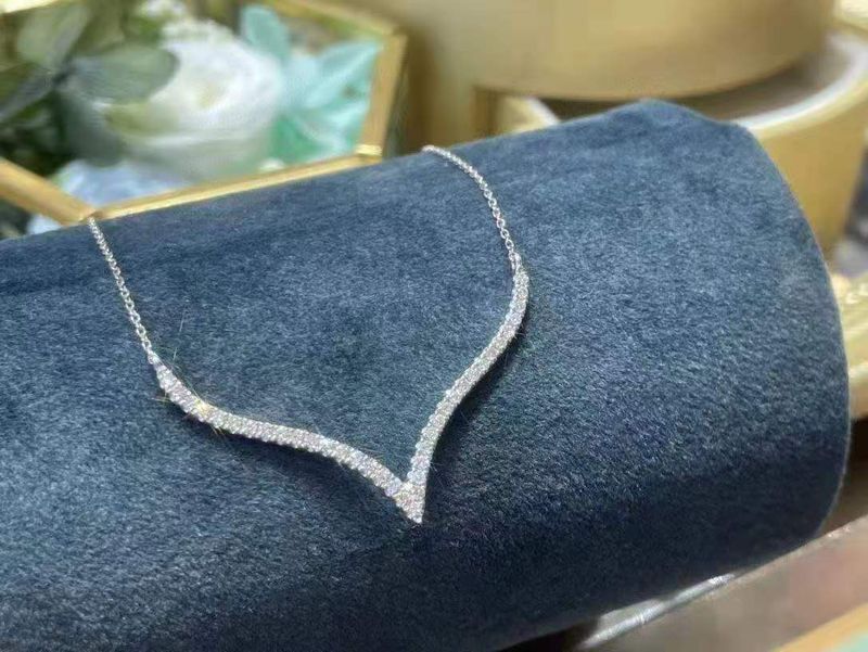 Collana da donna in oro con catena a clavicola semplice a forma di V in oro AU750_voghion.com