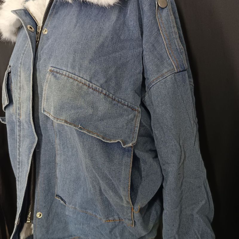 Puszysta kurtka dżinsowa z kołnierzem ze sztucznego futra dla kobiet – jasnoniebieski, vintage'owy, sprany płaszcz w stylu streetwear z przytulną podszewką z polaru_voghion.com