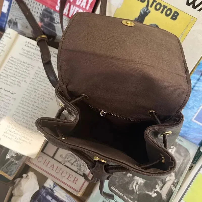 Mochila pequeña con solapa y cordón para mujer, de piel sintética con textura, para la escuela, de viaje, 250514l_voghion.com