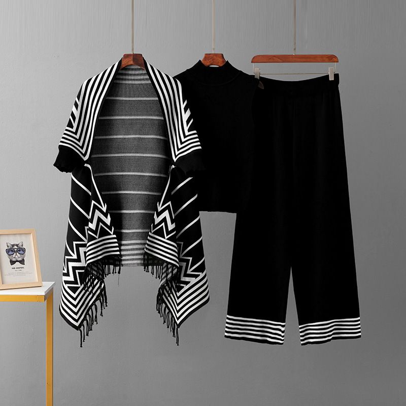 Damenbekleidung: Gestreifte Pulloverweste mit passendem Kragen, Schalmantel mit Quaste und weite Strickhose, dreiteiliger Anzug_voghion.com