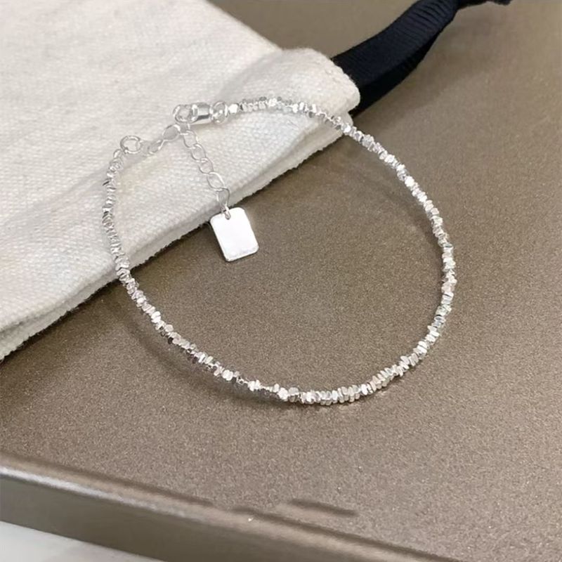 Pulseira feminina de prata quebrada delicada e pura, design minimalista de nicho, requintada e sofisticada, versátil e perfeita para_voghion.com
