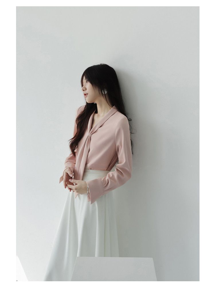 Design ispirato alle maniche lunghe per le donne nella primavera autunno 2024, con nuovo stile di colletto a nastro e sensazione di alta qualità,_voghion.com