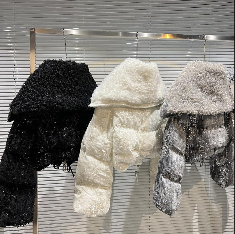 Meninas com a mesma gola azul de lã de algodão de inverno coberta com jaqueta curta de algodão de veludo de lantejoulas_voghion.com