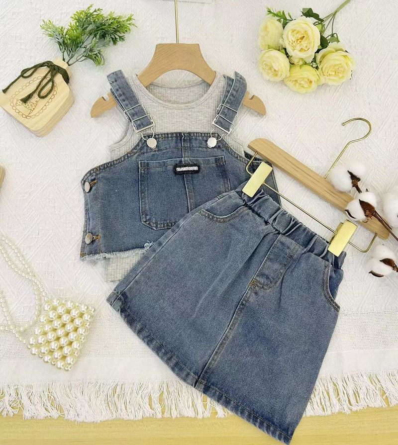 Abbigliamento per bambini 2024 nuovo vestito estivo per ragazze in denim con bretelle, mezza gonna, camicia e completo in tre pezzi_voghion.com
