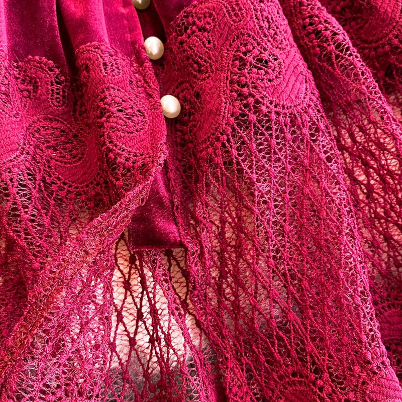 Falda larga de terciopelo con cuello alto, encaje y perla de una sola botonadura para mujer_voghion.com