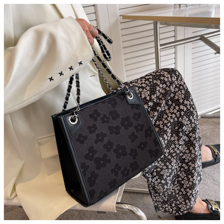 Grand sac jacquard en soie de grande capacité pour femmes, sacoche à bandoulière large, fourre-tout assorti à la mode, nouvelle collection 2023_voghion.com