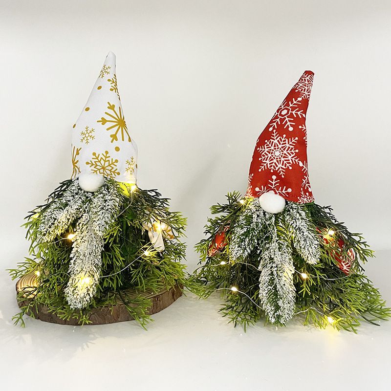 Forniture decorative dorate per vetrine, pianta verde con luci, statuetta di gnomo vecchio senza volto di Natale_voghion.com