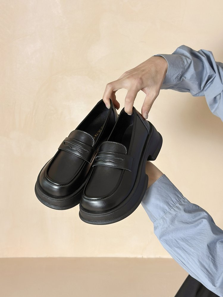 Små skinnsko for kvinner i britisk stil, enkle sko fra 2024, nye sommersko i retrostil, flate loafers, svarte slip-on-sko for kvinner_voghion.com