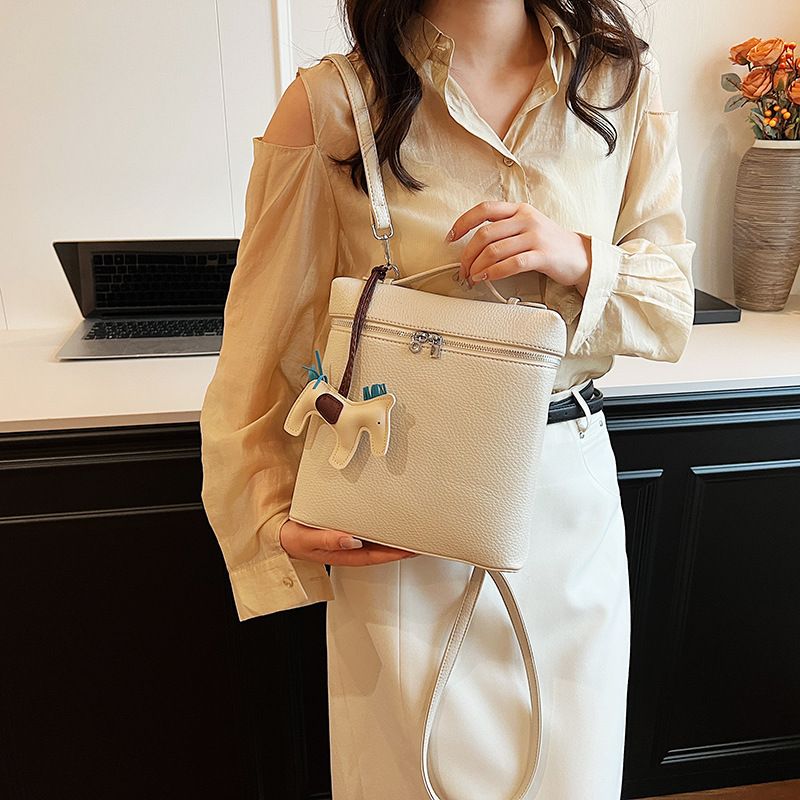Shoulder for women 2024 new style, niche texture, simple white, college commuting handbag, single shoulder bag_voghion.com