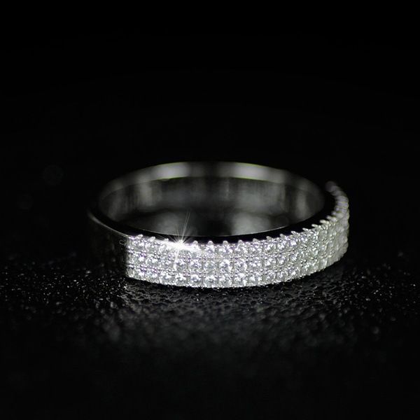 Nuovo anello di fidanzamento con tre file di diamanti e zirconi moissanite micro-pavé per donna_voghion.com