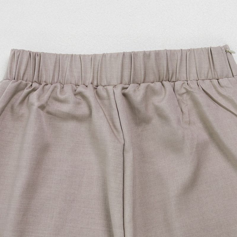 Completo da donna per il pendolarismo: camicetta con ampio risvolto e pantaloni con maniche a pieghe_voghion.com