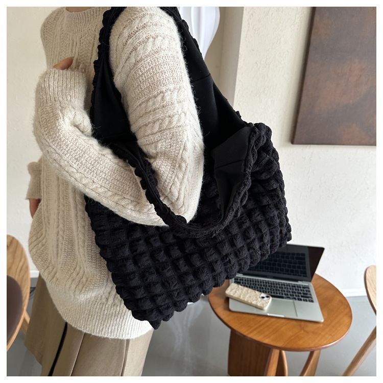 Estilo ocidental versátil nuvem plissada para mulheres 2024 bolsa coreana de axila com design de grande capacidade e uma sensação de_voghion.com