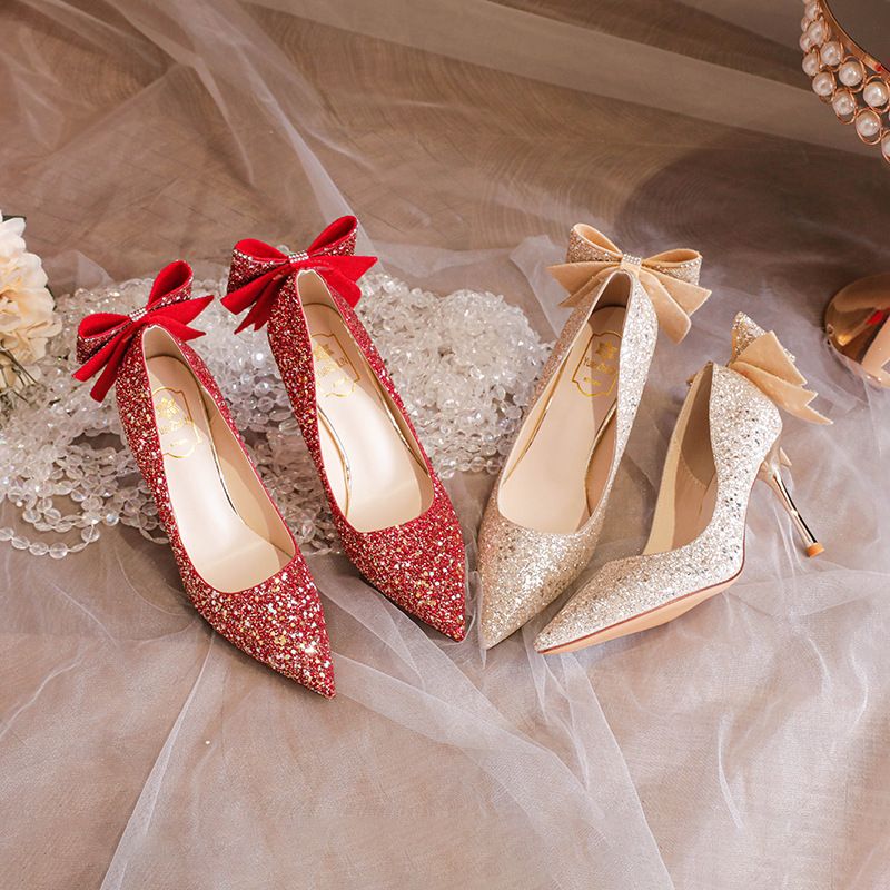 Farfalla in cristallo francese per matrimonio da donna, abito con paillettes snellente con tacchi a spillo alti, elegante banchetto per sposa e_voghion.com