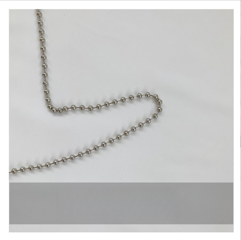 Borsa a tracolla piccola in argento con catena di perle da donna, nuova tendenza primavera estate 2025_voghion.com