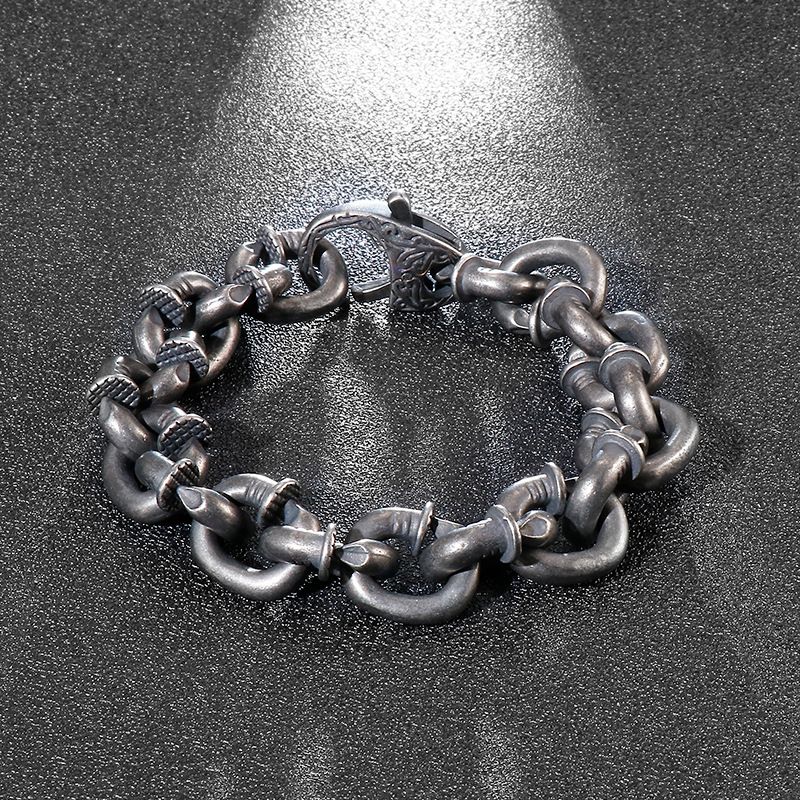 Herren-Punk-Armband aus Edelstahl mit quadratischen Nieten – Ausgefallenes geometrisches Design für trendige Modeaccessoires_voghion.com