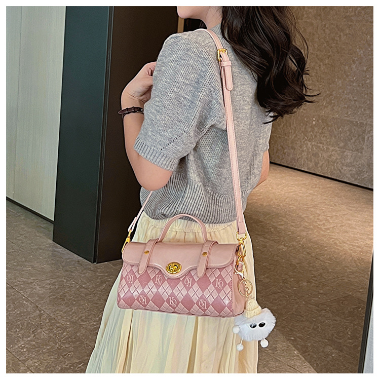 Niche Design Die in diesem Jahr beliebte Unterarmtasche Damen 2023 Sommer Neue tragbare karierte One-Shoulder Messenger kleine quadratische Tasche_voghion.com