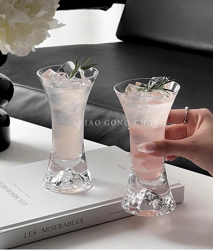 Vaso de cóctel de champán con vistas a la montaña, ideal para personas de internet de alto valor, ideal para bebidas frías._voghion.com